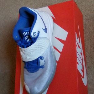 Kyrie basketball shoes blue and white sz men's 9